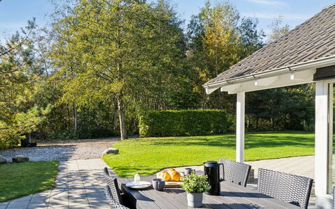 Solborg - 800M from the Sea: Maison, Domicile, Porte, Toit, Chalet, Biens, Jardin, Ombre, Siding, Cour