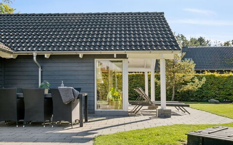 Solborg - 800M from the Sea: Maison, Domicile, Porte, Toit, Chalet, Biens, Jardin, Ombre, Siding, Cour
