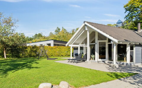 Solborg - 800M from the Sea: Maison, Domicile, Porte, Toit, Chalet, Biens, Jardin, Ombre, Siding, Cour