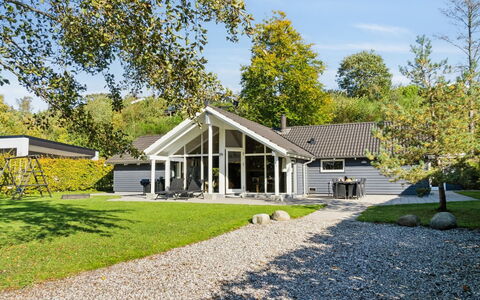 Solborg - 800M from the Sea: Maison, Domicile, Porte, Toit, Chalet, Biens, Jardin, Ombre, Siding, Cour
