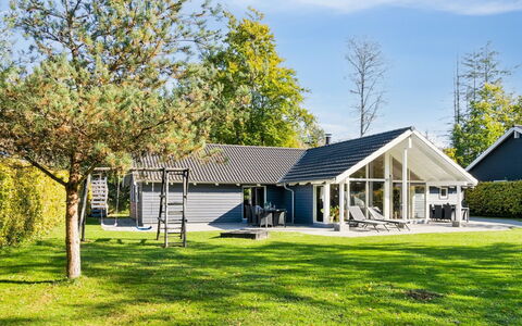 Solborg - 800M from the Sea: Maison, Domicile, Porte, Toit, Chalet, Biens, Jardin, Ombre, Siding, Cour
