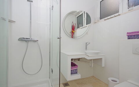 Lisa: Miroir, Luminaire Plomberie, Évier, Robinet, Salle De Bains, Bar De Douche, Design Intérieur, Porte De Douche, Bâtiment