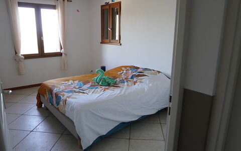 Lou Lann Vras: Lit, Chambre, Drap De Lit, Literie, Bois, Meubles, Design Intérieur, Sol, Pièce, Linge