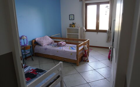 Lou Lann Vras: Meubles, Lit, Chambre, Sol, Sol, Bois, Drap De Lit, Design Intérieur, Literie, Pièce