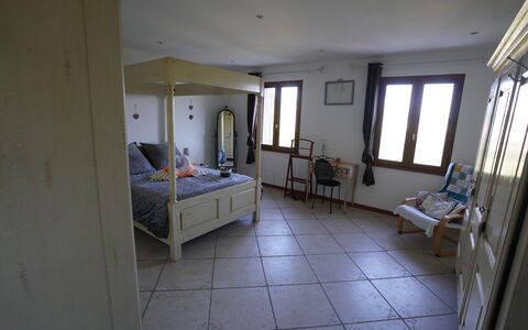 Lou Lann Vras: Meubles, Lit, Chambre, Design Intérieur, Sol, Sol, Bois, Drap De Lit, Plafond, Pièce