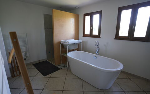 Lou Lann Vras: Sol, Sol, Luminaire Plomberie, Bois, Design Intérieur, Salle De Bains, Plomberie, Robinet, Pièce, Domicile