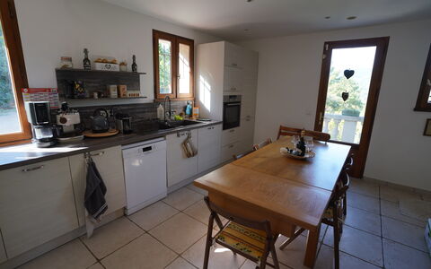 Lou Lann Vras: Meubles, Cuisine, Sol, Comptoir, Bois, Cabinetry, Design Intérieur, Appareil De Cuisine, Sol, Pièce