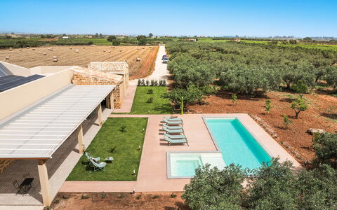 Cavial: Ciel, Plante, Bâtiment, Lot Terre, Arbre, Design Urbain, Herbe, Paysage, Zone Résidentielle, Loisir