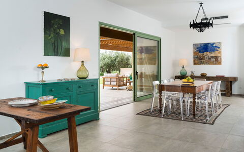 Cavial: Table, Meubles, Cadre, Design Intérieur, Chaise, Bois, Bâtiment, Sol, Salon, Plante D'Appartement
