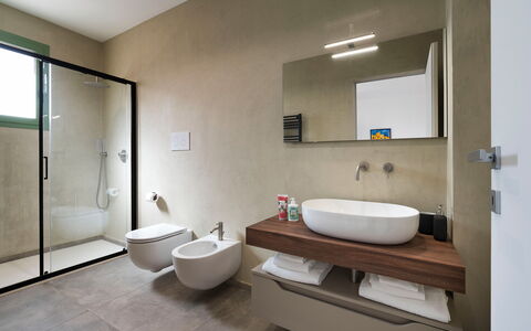 Cavial: Luminaire Plomberie, Robinet, Propriété, Miroir, Salle De Bains, Lavabo, Confort, Évier, Violet