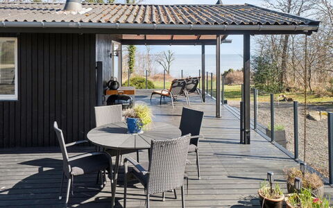 Caren - 75M from the Sea: Maison, Domicile, Toit, Chalet, Biens, Aménagement Paysager, Batiments Jardin, Siding, Ferme