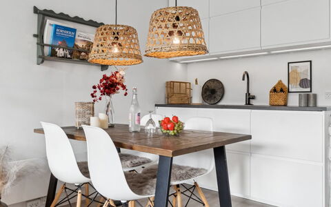 Jesper - 350M from the Sea: Meubles, Design Intérieur, Sol, Bois, Luminaire, Table Cuisine Et Salle A Manger, Chaise, Table, Plafond, Salle À Manger