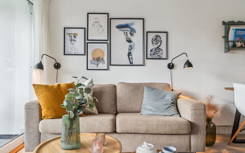 Jesper - 350M from the Sea: Meubles, Design Intérieur, Canapé, Mur, Sol, Salon, Bois, Pièce, Cadre, Domicile