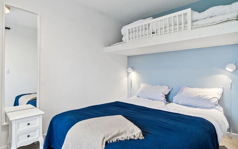 Jesper - 350M from the Sea: Lit, Meubles, Literie, Chambre, Design Intérieur, Drap De Lit, Sol, Mur, Sol, Linge