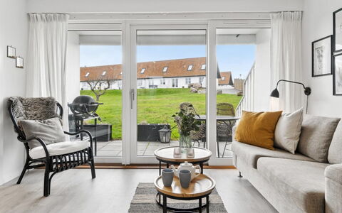 Jesper - 350M from the Sea: Meubles, Design Intérieur, Sol, Canapé, Bois, Sol, Domicile, Salon, Pièce, Appartement