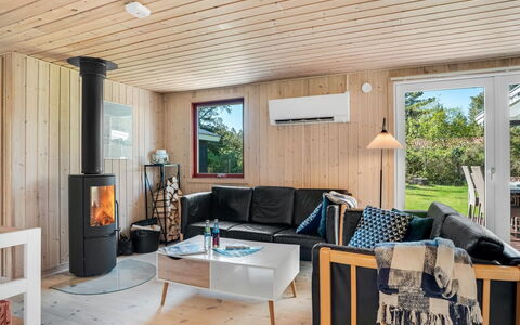Rajna - 500M to the Fjord: Toit, Maison, Domicile, Chalet, Porte, Siding, Plate-Forme, Porche, Planche, Dur