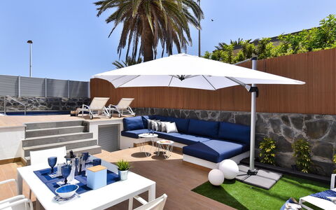 Blue Ocean: Table, Meubles, Ciel, Canapé, Mobilier De Jardin, Piscine, Ombre, Plante, Arbre, Parapluie