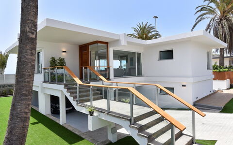 Blue Ocean: Ciel, Jour, Bâtiment, Plante, Arbre, Fenêtre, Design Urbain, Maison, Condominium, Bois