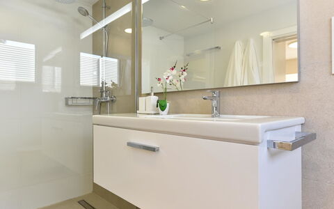 Blue Ocean: Miroir, Évier, Luminaire Plomberie, Robinet, Éclairage, Salle De Bains, Design Intérieur, Armoire De Toilette, Architecture