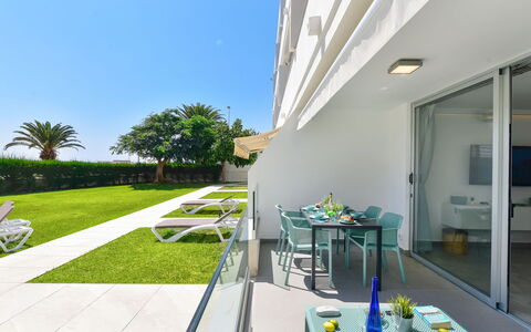 Las Nasas 1: Plante, Propriété, Ciel, Bâtiment, Fenêtre, Architecture, Design Urbain, Ombre, Condominium, Sol