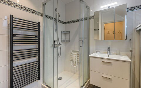 Résidence Kerispert: Luminaire Plomberie, Miroir, Évier, Robinet, Tete De Douche, Porte De Douche, Douche, Salle De Bains, Bâtiment