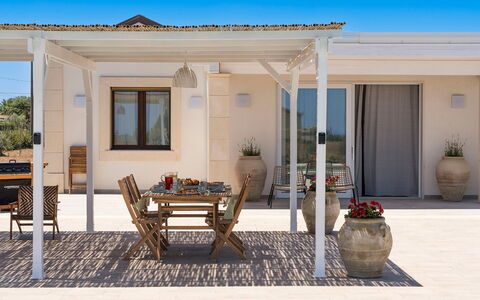 Villa Paolina: Bâtiment, Plante, Ciel, Propriété, Meubles, Fenêtre, Pot De Fleur, Bleu Azur, Ombre, Porte