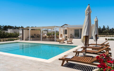 Villa Paolina: L'Eau, Ciel, Plante, Propriété, Bâtiment, Piscine, Bleu Azur, Ombre, Zone Résidentielle, Loisir