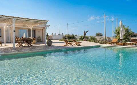 Villa Paolina: L'Eau, Ciel, Plante, Bleu Azur, Piscine, Bâtiment, Nuage, Ombre, Arbre, Immobilier