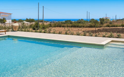 Villa Paolina: L'Eau, Plante, Ciel, Propriété, Bleu Azur, Bâtiment, Piscine, Ombre, Rectangle, Herbe