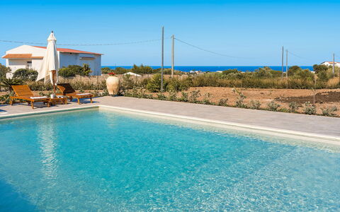 Villa Paolina: L'Eau, Ciel, Plante, Jour, Bleu Azur, Piscine, Bleu, Bâtiment, Arecales, Rectangle