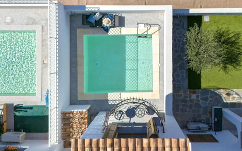 Victoria: Propriété, Bleu Azur, Architecture, Rectangle, Design Intérieur, Plante, Bois, Ombre, Immobilier, Façade