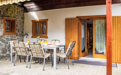 Dominic: Meubles, Propriété, Table, Bâtiment, Chaise, Bois, Design Intérieur, Éclairage, Architecture, Fenêtre