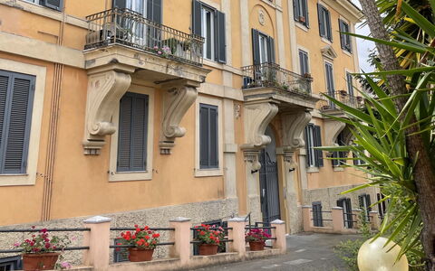 Welcome Rome: Bâtiment, Fenêtre, Façade, Quartier, Ville, Zone Résidentielle, Appartement, Domicile, Balcon, Porte