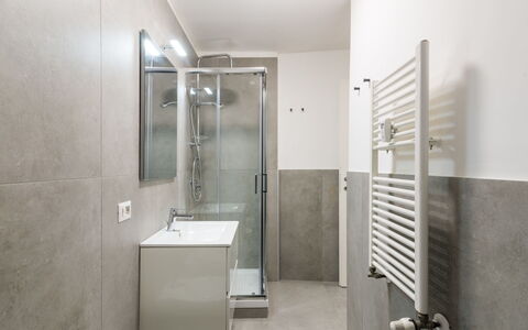 Welcome Rome: Luminaire Plomberie, Miroir, Évier, Salle De Bains, Robinet, Bâtiment, Sol, Porte De Douche, Bar De Douche
