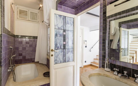 Marsicum: Baignoire, Luminaire Plomberie, Propriété, Robinet, Salle De Bains, Violet, Douche, Design Intérieur, Sol