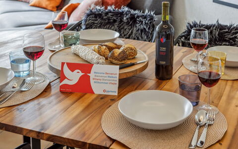 Villetta Felice mit Pool: Table, Vaisselle, Meubles, Aliments, Bouteille, Vaisselle, Drinkware, Assiette, Textile, Bois