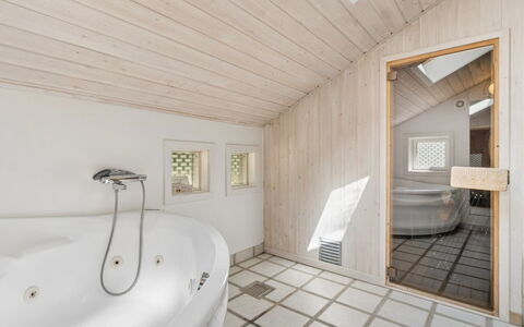 Aimo - 300M from the Sea: Luminaire Plomberie, Sol, Design Intérieur, Sol, Bois, Salle De Bains, Plafond, Baignoire, Plomberie, Domicile