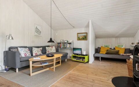Aimo - 300M from the Sea: Sol, Design Intérieur, Bois, Sol, Meubles, Plafond, Pièce, Canapé, Salon, Parquet