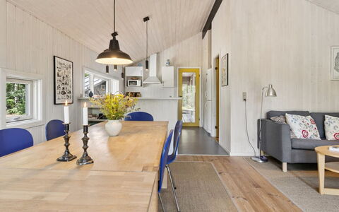 Aimo - 300M from the Sea: Bois, Plafond, Sol, Design Intérieur, Sol, Pièce, Parquet, Dur, Salon, Luminaire