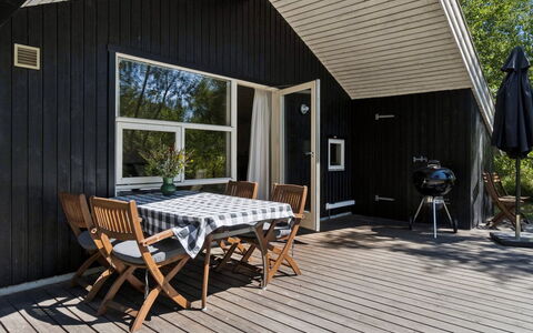 Aimo - 300M from the Sea: Bois, Parquet, Dur, Planche, Porche, Tache De Bois, Chalet, Plate-Forme, Porte, Siding