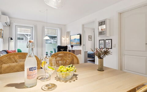 Franca - 75M from the Sea: Bois, Meubles, Appartement, Pièce, Plafond, Tache De Bois, Chaise, Dur, Vernis, Lumber