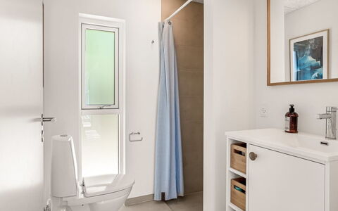 Veetrikki - 350M from the Sea: Design Intérieur, Sol, Sol, Luminaire Plomberie, Mur, Salle De Bains, Toilette, Lavabo, Évier, Armoire De Toilette