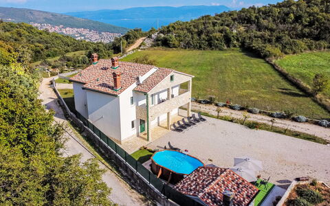 Villa Veronica: Ciel, Bâtiment, Fenêtre, Plante, Bleu Azur, Arbre, Maison, Lot Terre, Pente, Chalet