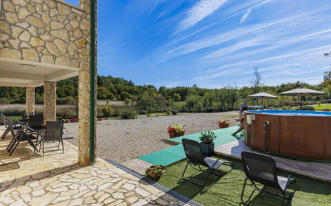 Villa Veronica: Ciel, Nuage, Meubles, Propriété, Chaise, Plante, Bleu Azur, Table, Mobilier De Jardin, Ombre