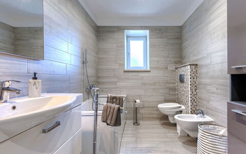Villa Veronica: Miroir, Robinet, Luminaire Plomberie, Évier, Propriété, Lavabo, Armoire De Toilette, Salle De Bains, Violet, Bâtiment