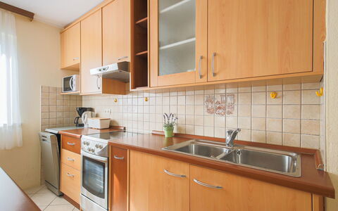 Lille: Marron, Cabinetry, Evier, Comptoir, Évier, Robinet, Propriété, Meubles, Appareil De Cuisine, Bâtiment