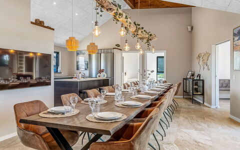 Sönke - 4Km from the Sea: Meubles, Design Intérieur, Sol, Bois, Plafond, Luminaire, Table Cuisine Et Salle A Manger, Table, Salle À Manger, Lustre