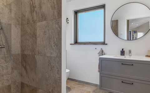 Sönke - 4Km from the Sea: Sol, Luminaire Plomberie, Mur, Sol, Salle De Bains, Design Intérieur, Armoire De Toilette, Lavabo, Robinet, Plomberie