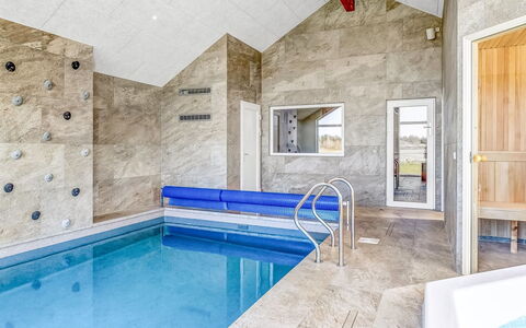 Sönke - 4Km from the Sea: Piscine, Sol, Sol, Composite, Plafond, Recours, Tache De Bois, Hôtel, Tuile, Daylighting