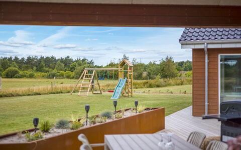 Sönke - 4Km from the Sea: Bois, Lot Terre, Domicile, Ombre, Tache De Bois, Jardin, Dur, Chaise, Aménagement Paysager, Cour